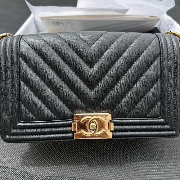 Caviar Chevron Quilted Medium Boy Flap Black - Picture 3 of 12